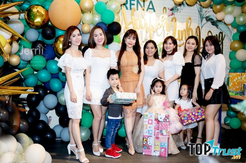 Ngoài ra, Jerrii cũng cung cấp các hạng mục sự kiện khác quay phim, chụp hình, MC... phục vụ chương trình bữa tiệc thêm phần sinh động và hấp dẫn