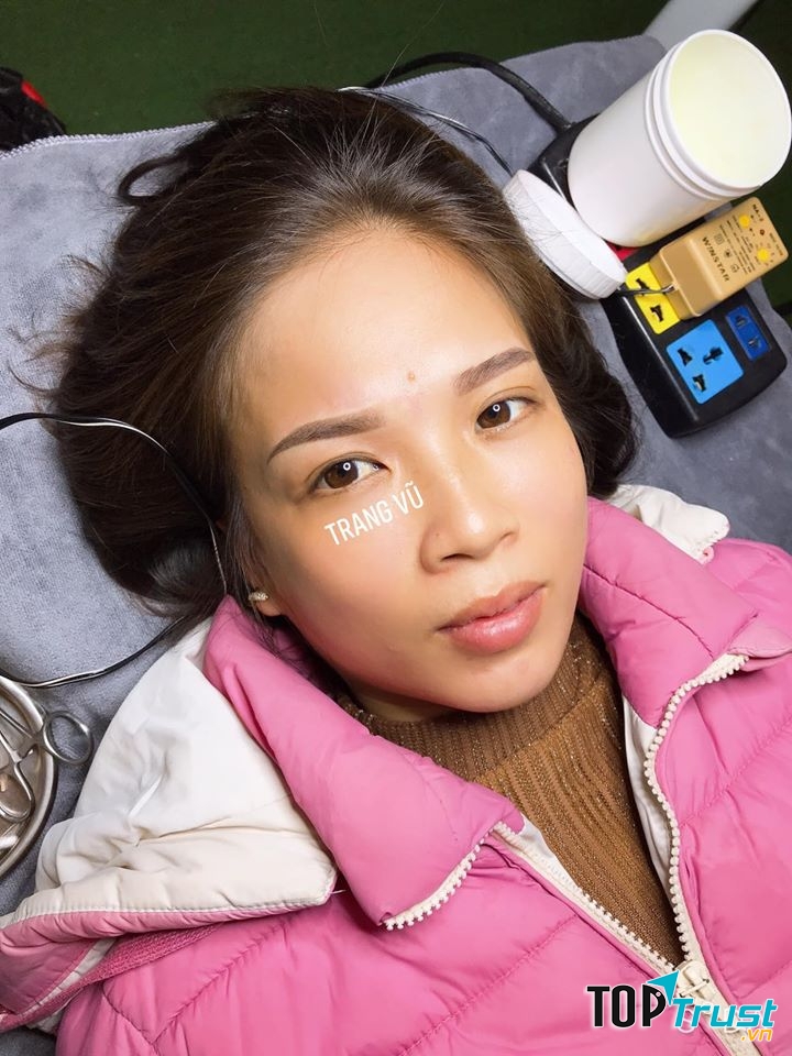 Dịch vụ làm lông mày đẹp tự nhiên cho khách hàng tại Trang Vũ Beauty Spa