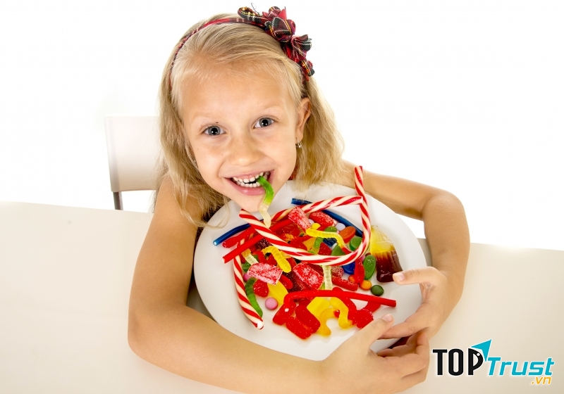 Ăn nhiều đường sẽ khiến trẻ dễ kích động và quậy phá hơn