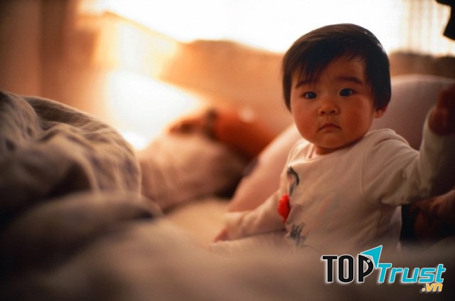 Tránh để bé thức khuya sẽ khiến bé cảm thấy khó chịu