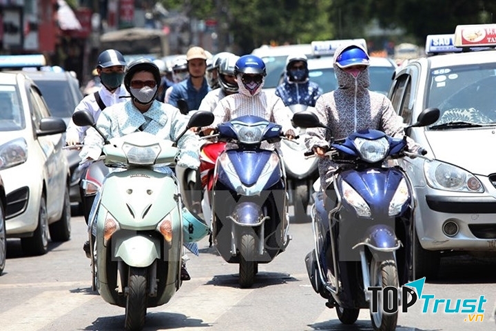 Không nên đi xe máy vào những thời điểm có nhiệt độ cao bạn nhé!