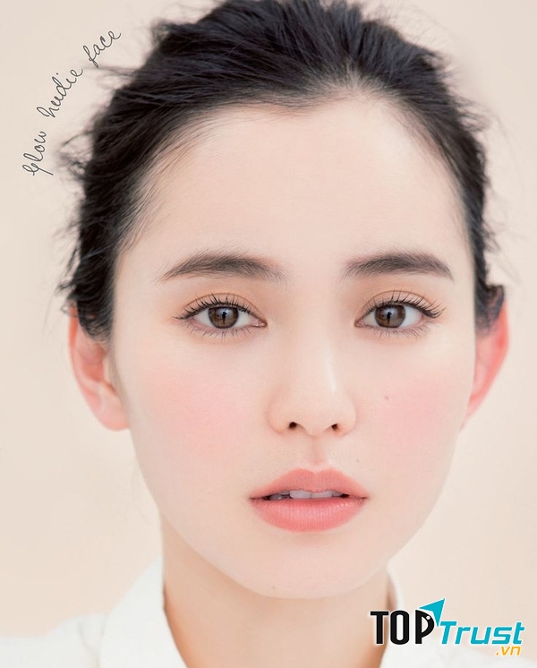 Vào mùa nắng nóng, hãy để cho da được thở bằng cách hạn chế trang điểm khi không cần thiết