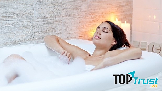 Tránh ngâm mình quá lâu trong nước nóng