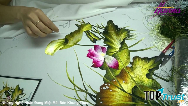 Nghệ nhân Huế đang miệt mài dưới những tác phẩm của mình