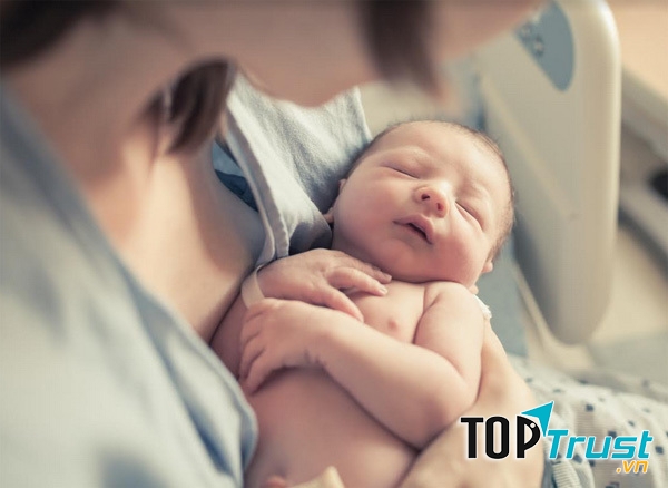 Tranh thủ tắm nắng cho trẻ khi thời tiết bắt đầu chuyển mùa