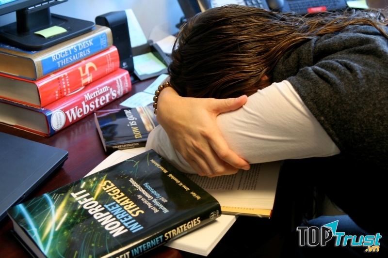 Tránh thức quá khuya, học vào buổi sáng sớm sẽ dễ nhớ hơn.