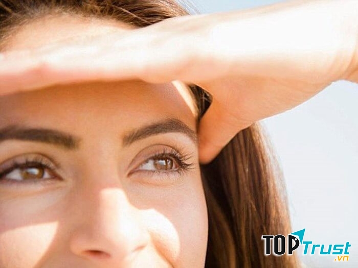 Bảo vệ đối mắt của bạn bằng cách hạn chế tiếp xúc với tia cực tím.