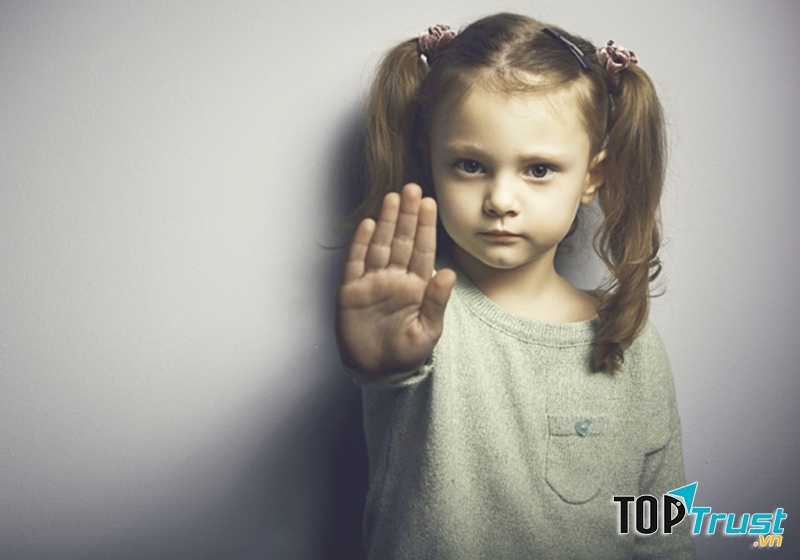 Dặn trẻ tránh xa những nơi vắng vẻ do những nơi này nhiều đối tượng tình nghi hay lảng vảng.