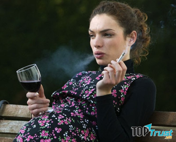 Bà bầu nên tránh xa rượu và khói thuốc