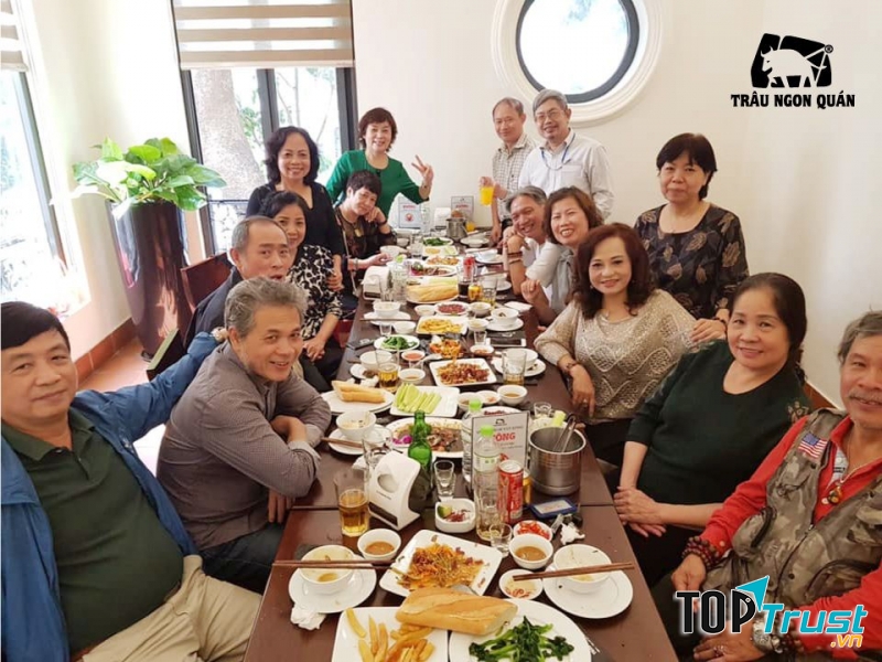 Khách hàng dùng bữa tại nhà hàng