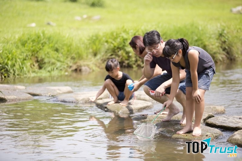 Cha mẹ thường xuyên cho con đi dã ngoại.
