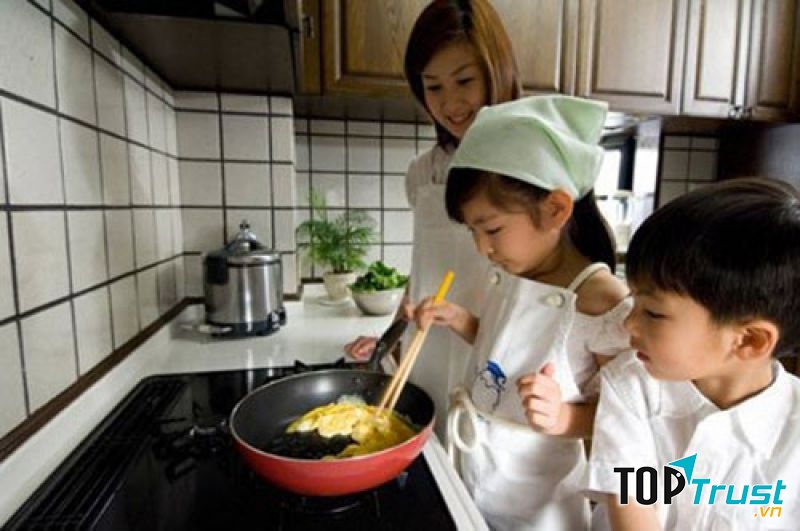 Các em bé Nhật thường được mẹ hướng dẫn cách chuẩn bị đồ ăn.