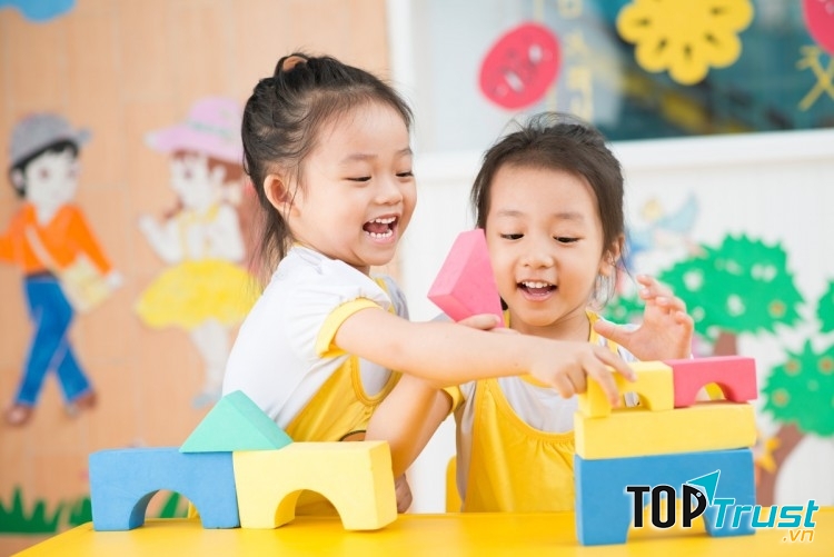 Trẻ gây hấn, giành đồ chơi và đánh bạn