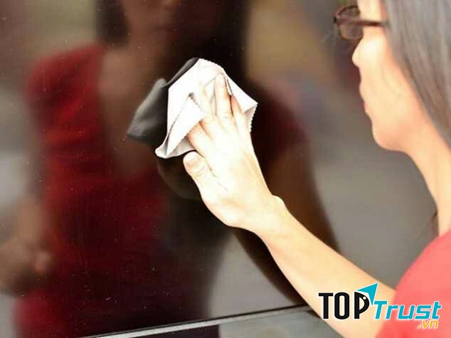 Lau nhẹ nhàng màn hình tivi Samsung.