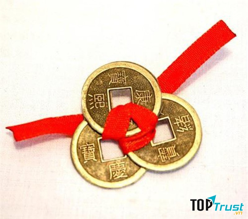 Xâu tiền xu và treo lên cũng là cách được nhiều chuyên gia phong thủy khuyến khích.