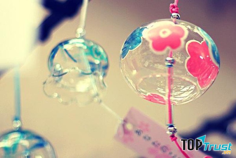 Một trong những cách giúp bạn hút tài lộc vào nhà là hãy treo chuông gió ngoài cửa