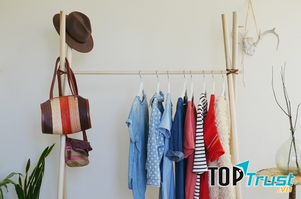 Treo quần áo lên ngay sau khi ủi