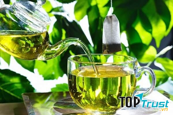 Nước trà xanh.