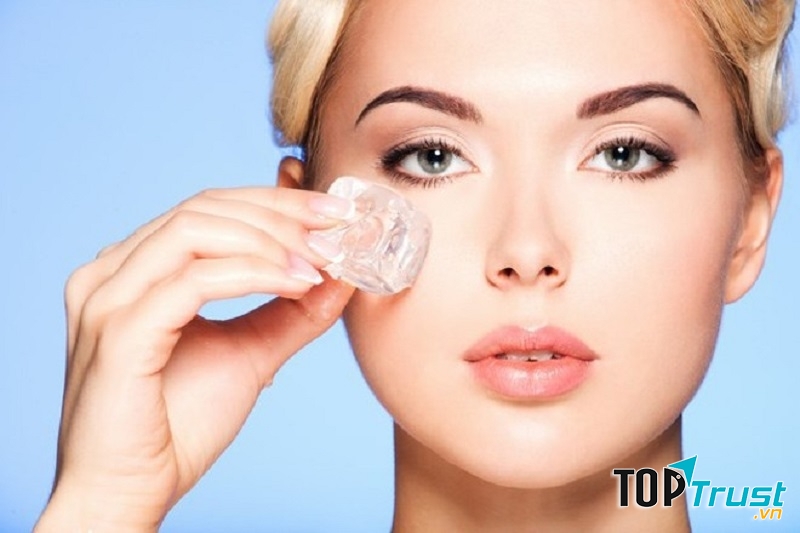 Nước đá giúp se khít lỗ chân lông da mặt.