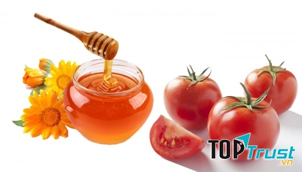 Sự kêt hợp giữa cà chua và mật ong giúp hạn chế mụn trứng cá và sẹo vô cùng hiệu quả.