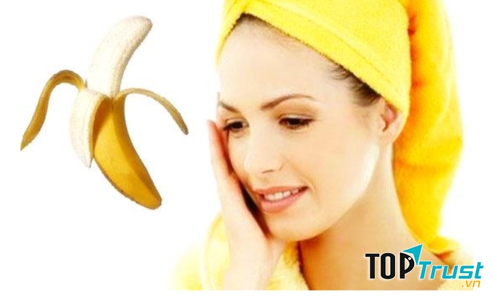 Trong chuối có chứa vitamin B6, vitamin C cùng một lượng nước vừa phải giúp dưỡng ẩm cho làn da và trị mụn hiệu quả