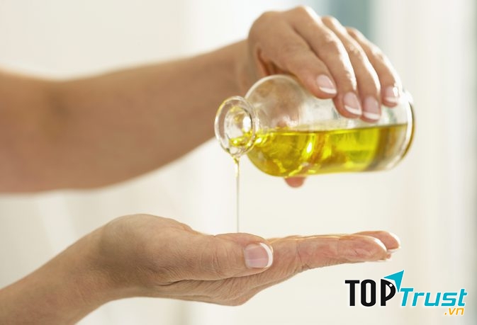 Xoa dầu dừa vào lòng bàn tay rồi massage quanh móng
