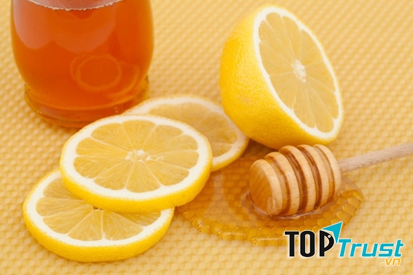 Mật ong và chanh là hỗn hợp rất tốt để trị thâm môi