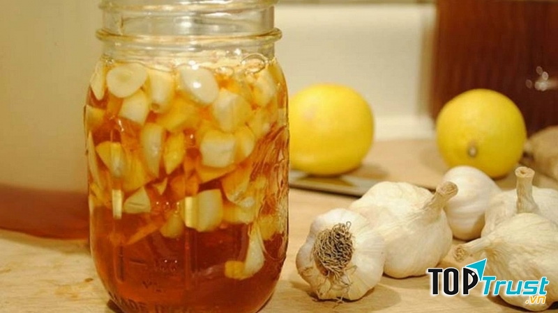 Tỏi ngâm với rượu chiết lấy nước uống trị chứng đầy hơi, khó tiêu