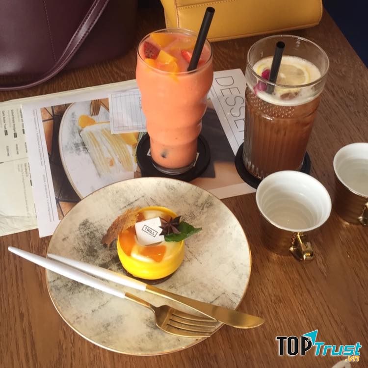 Menu đa dạng với bánh, các món ăn và thức uống theo phong cách châu Âu.