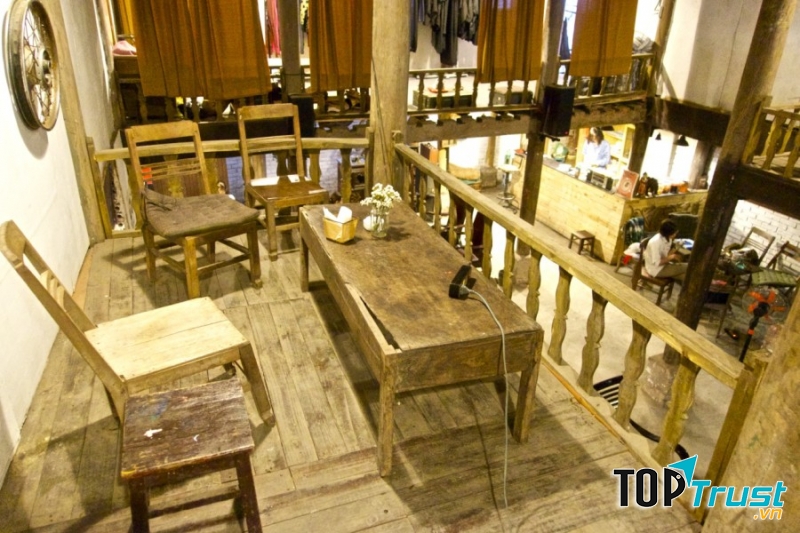 Bàn ghế gỗ mộc mạc, chum sành, thảm cói, lọ hoa, đèn lồng, giản dị mang đến cho bạn cảm giác thân thiện, nhẹ nhàng mỗi khi tới quán.