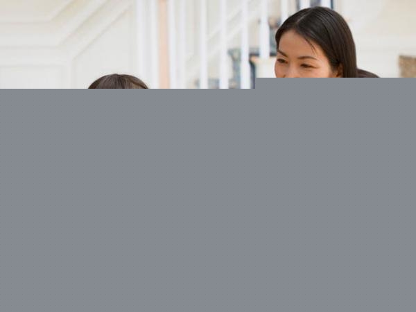 Cha mẹ hãy bắt chước và giúp con tương tác.