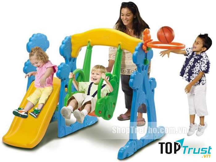 Bố mẹ có thể thực hiện trò chơi cầu trượt với con.