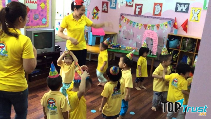 Trò chơi hái quả (trên), thu hoạch củ (dưới)