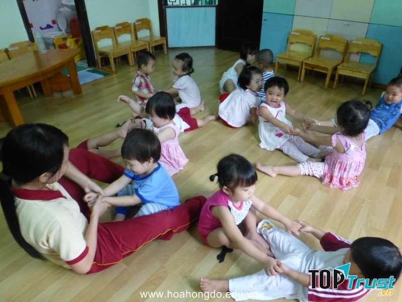 Cô và trẻ có thể chơi theo các nhóm