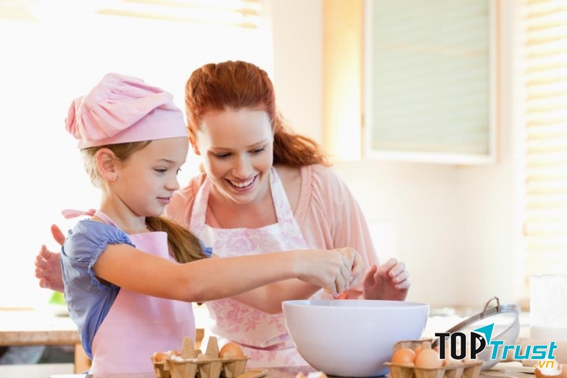 Hãy dẫn bé yêu vào căn bếp của gia đình mỗi ngày.