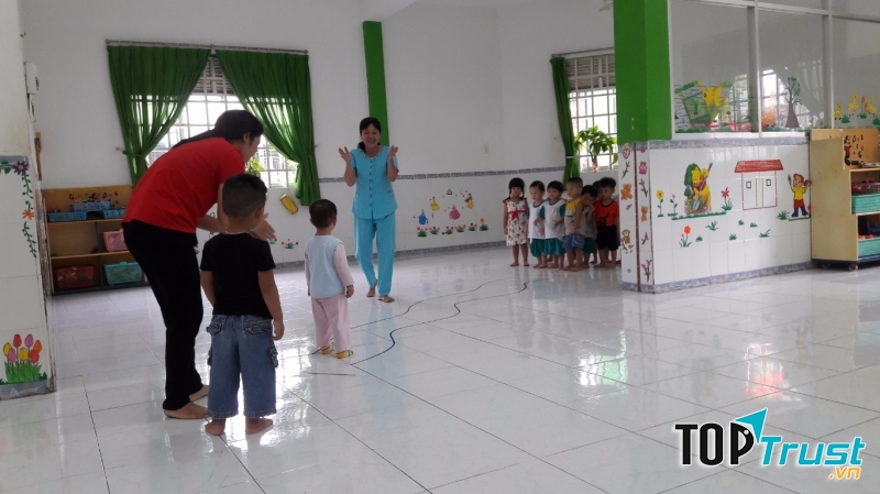 Trò chơi “Truyền tin” (Trò chơi dân gian)