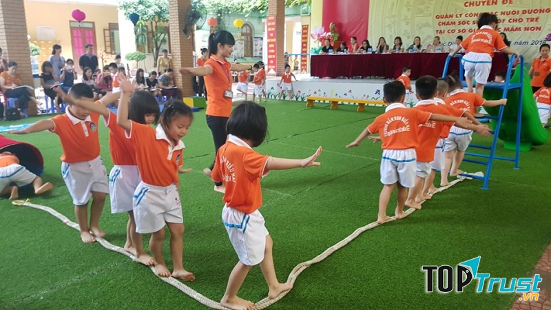 Trò chơi vận động: Di chuyển thành hàng