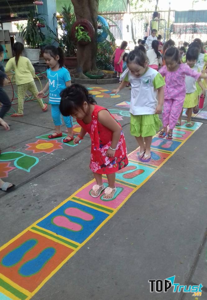 Trò chơi vận động: Giẫm các xốp bong bóng (ảnh minh họa)