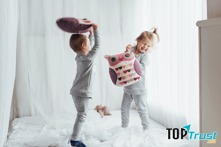 Trò chơi vận động: Ném gối