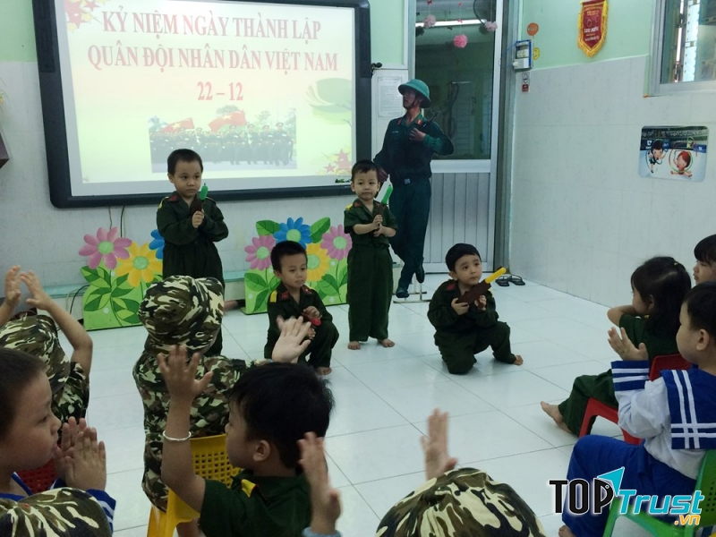 Bé và chú bộ đội