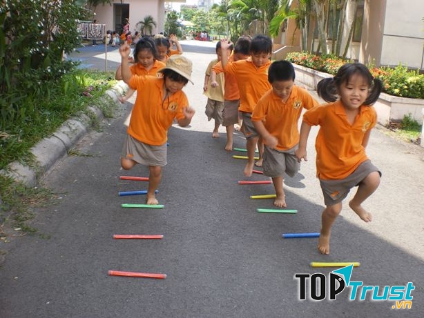 Trò chơi vận động: Nhảy lò cò