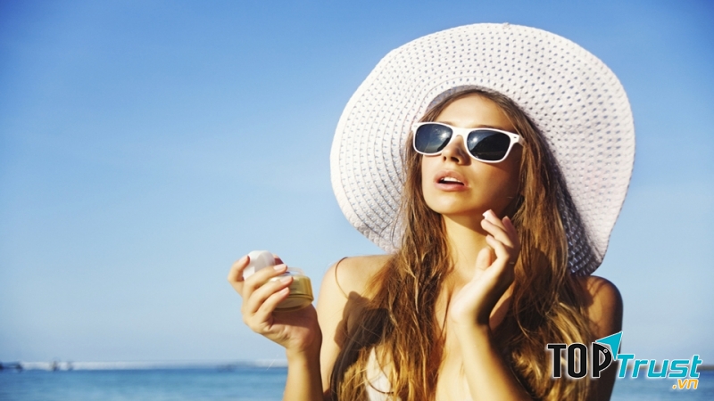 Hãy luôn luôn thoa kem chống nắng hàng ngày.