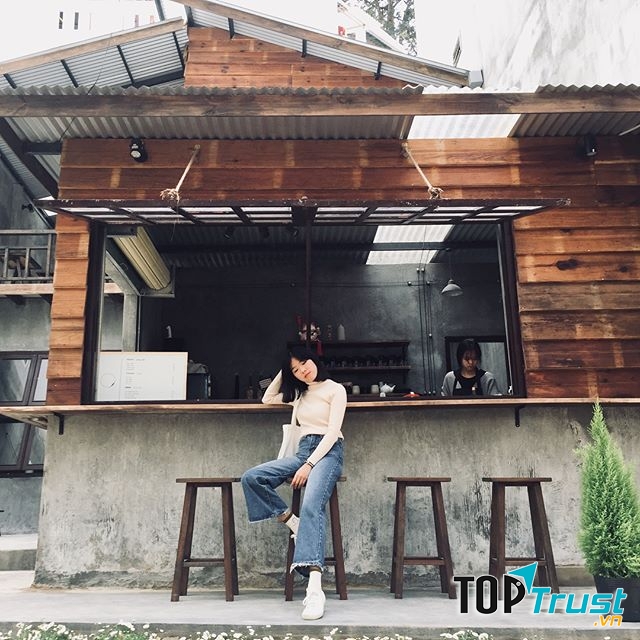 Tròn Quán là một nơi mang một vẻ rất bình dị, ẩn trong một con hẻm nhỏ giữa thành phố ngàn hoa