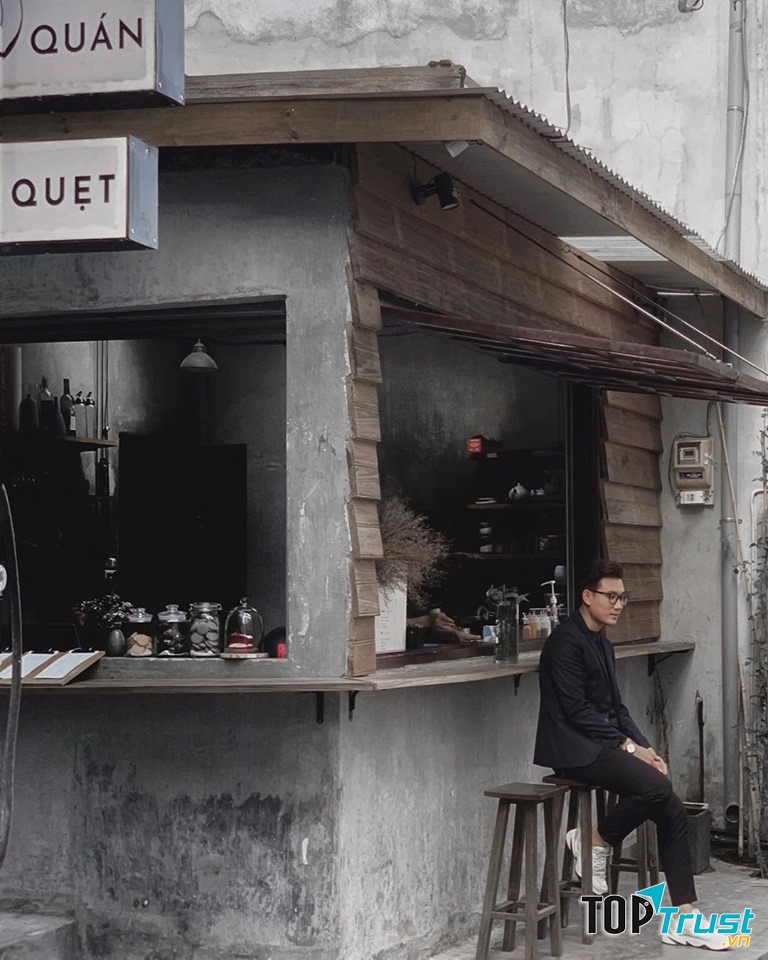 Tròn Quán là một nơi mang một vẻ rất bình dị, ẩn trong một con hẻm nhỏ giữa thành phố ngàn hoa