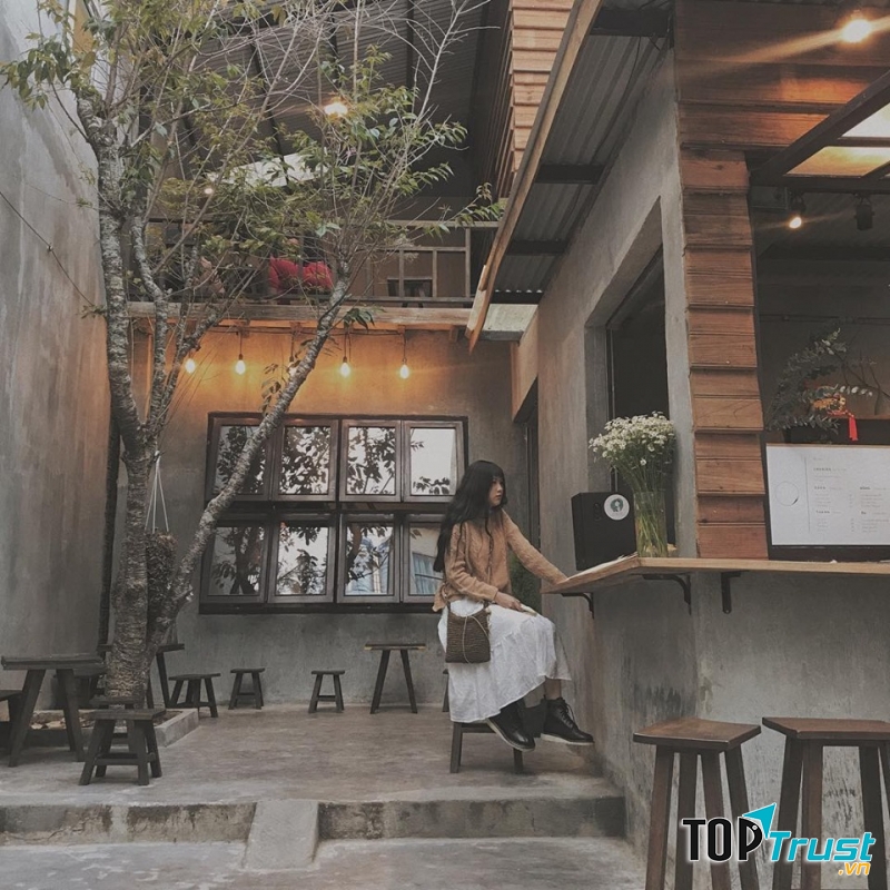 Thiết kế của Tròn Quán mộc mạc, tưởng chừng chỉ là một không gian được đắp lên bằng lớp xi măng, mảng tường gỗ quen thuộc thường thấy ở Đà Lạt cùng mấy chiếc bàn, chiếc ghế bằng gỗ giản đơn