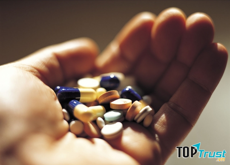 Trộn thuốc lẫn lộn rồi uống cùng lúc