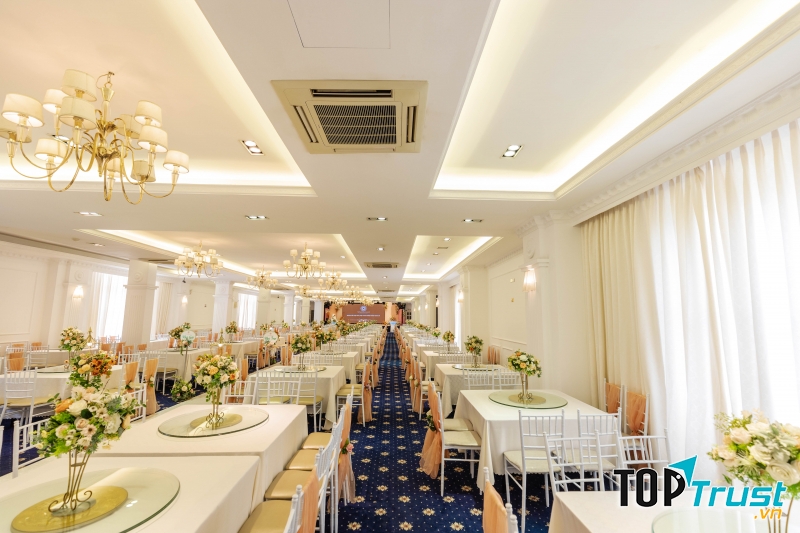 Không gian tiệc cưới tại Bãi đá sông Hồng.