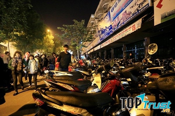 Trông xe là dịch vụ hốt bạc dịp này