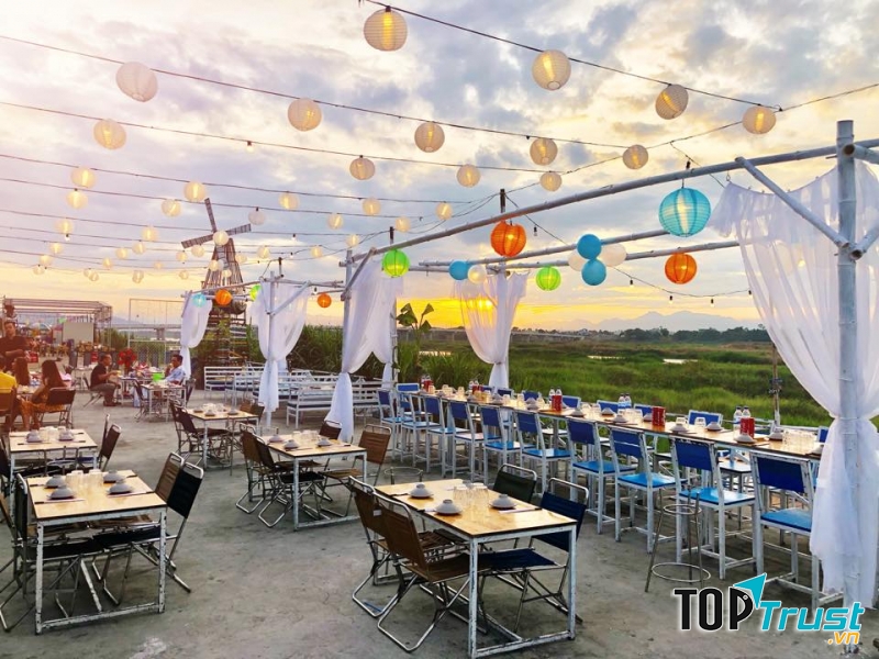 Quán ngoài trời với trang trí bắt mắt nào đèn, nào rèm, bàn ghế…