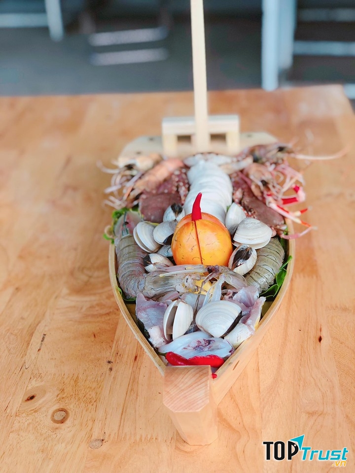 Hải sản ở đây luôn tươi ngon và sử dụng trong ngày, cách chế biến tỉ mỉ công phu khiến món ăn càng trở nên hấp dẫn.  ﻿